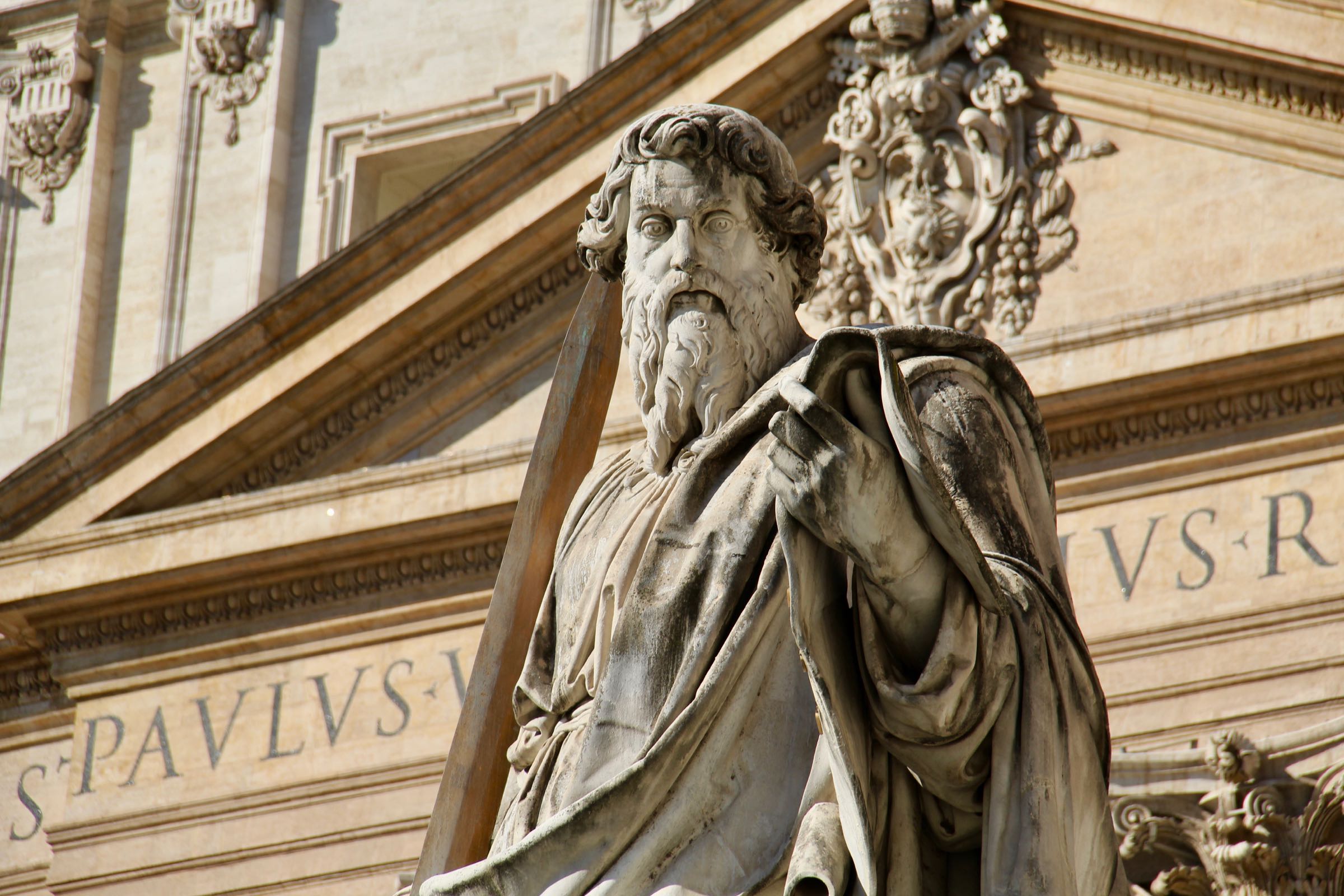 Statue des Apostels Paulus vor dem Petersdom, Vatikanstadt