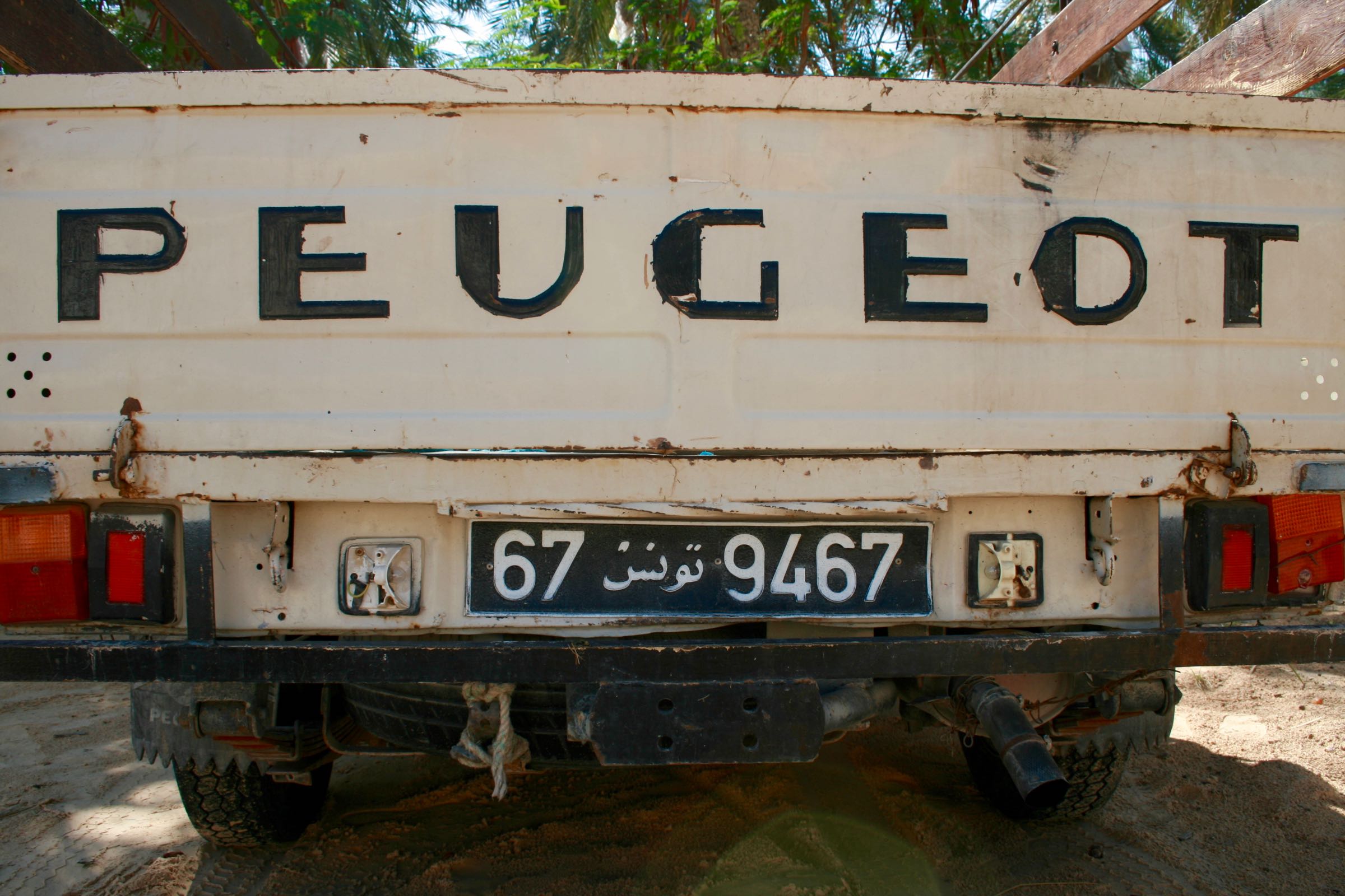 PEUGEOT-Pritschenwagen in Douz, Tunesien