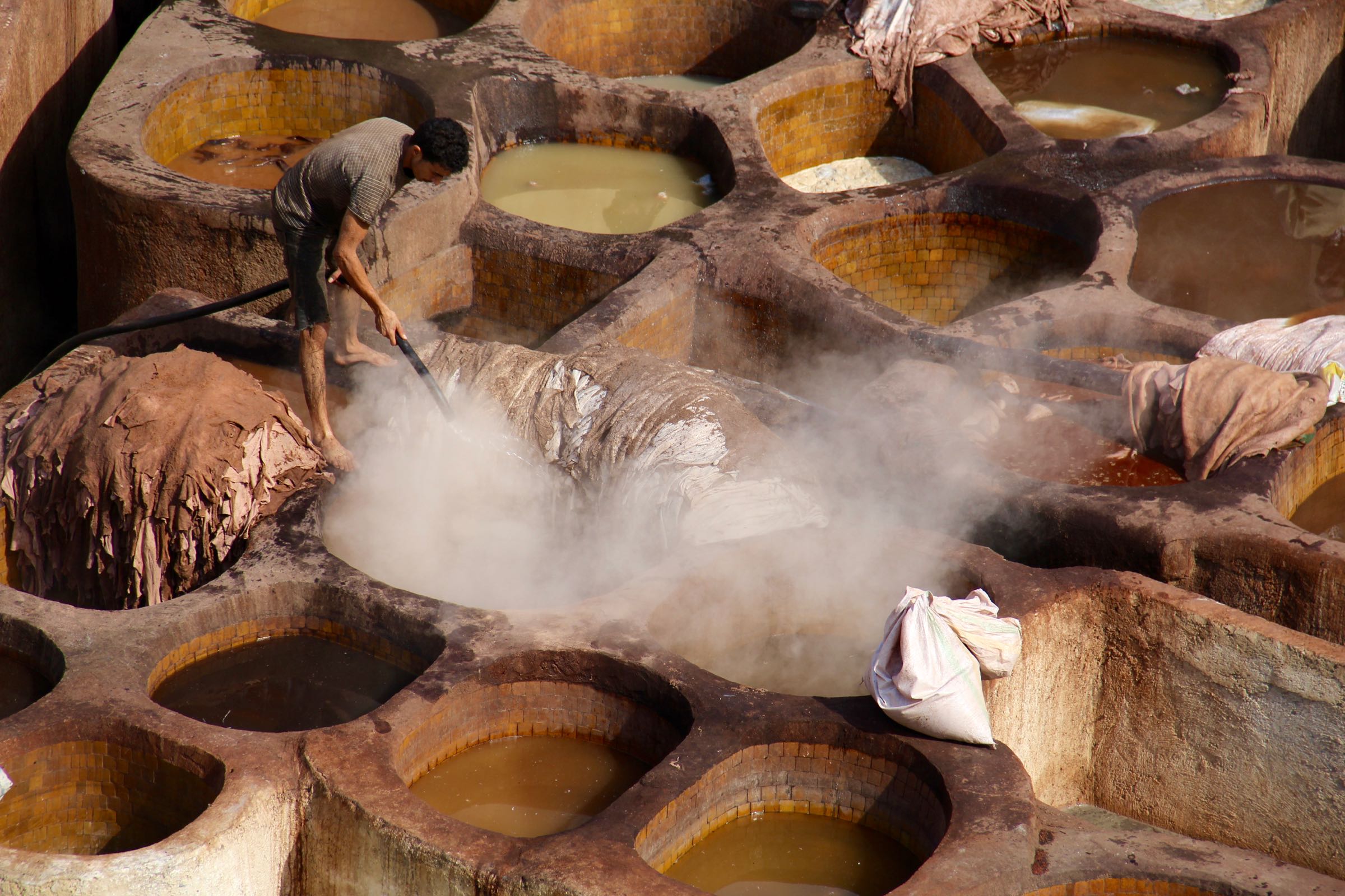 Arbeiter in der Gerberei Sidi Moussa, Fès, Marokko